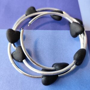 4/$20💥Silver and Black Heart Hoop Bracelet